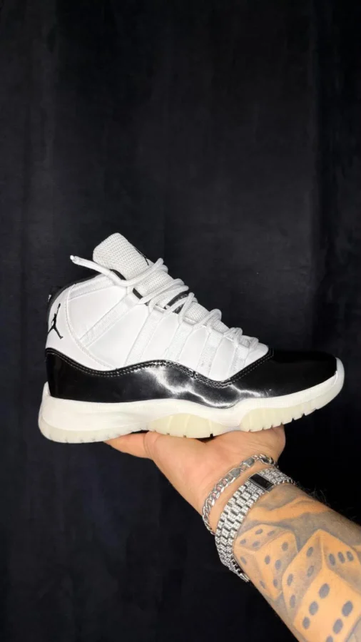 Air Jordan 11 blanco y negro, vista 1.