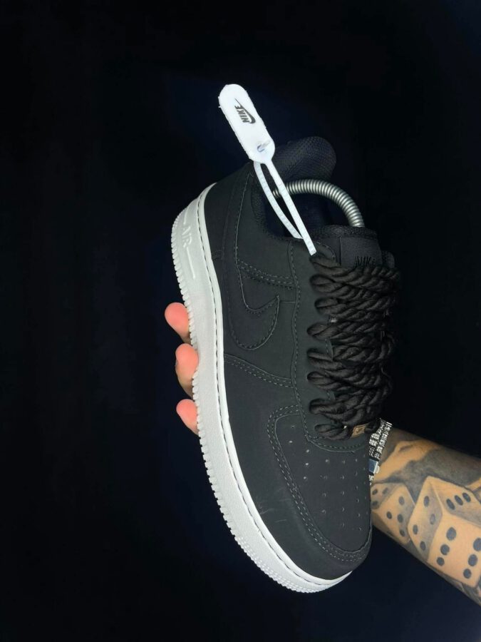 Nike Air Force 1 Black con suela blanca