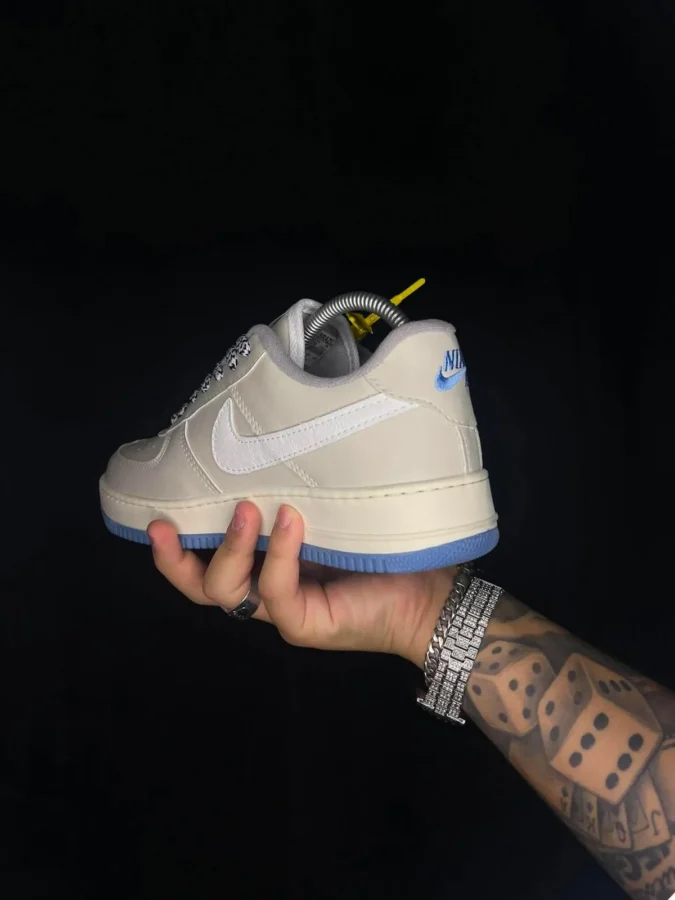 Nike Air Force 1 Beige/Cream con detalles celestes, vista 1.