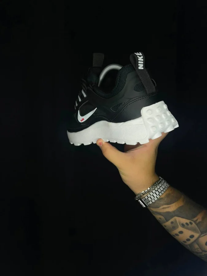 Nike negro y blanco con suela gruesa, vista 1.
